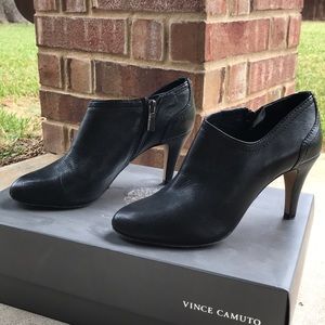 Vince Camuto VC-Vala Booties; Size 6